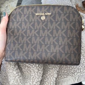 Michael kors cross over bag barley used. No stains.